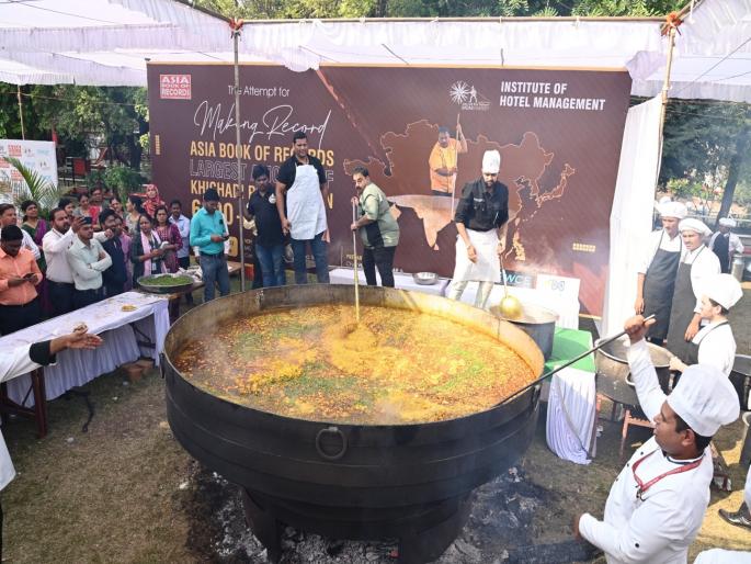 Khichdi's record! 22 goods, 6500 kg of khichdi and food for 14 thousand people | खिचडीचा रेकॉर्ड! २२ वस्तू, ६५०० किलोंची खिचडी अन् १४ हजार लोकांचे जेवण Khichdi's record! 22 goods, 6500 kg of khichdi and food for 14 thousand people | खिचडीचा रेकॉर्ड! २२ वस्तू, ६५०० किलोंची खिचडी अन् १४ हजार लोकांचे जेवण