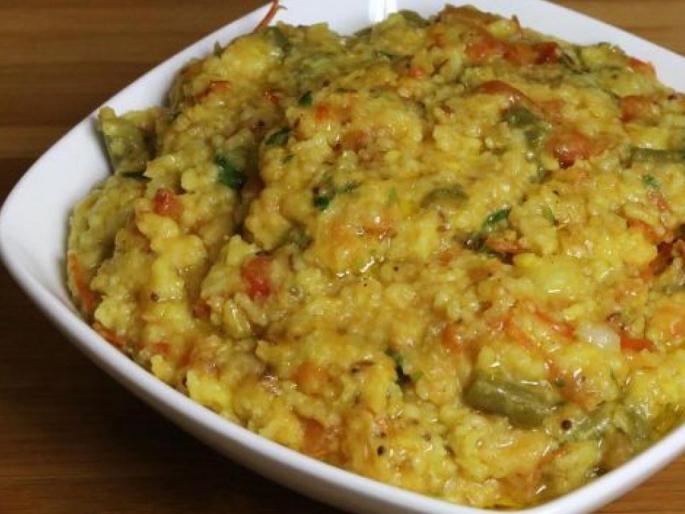 Three were food poisoned and one died due to falling into the food | खिचडीत पाल पडल्याने तिघांना विषबाधा, एकीचा मृत्यू Three were food poisoned and one died due to falling into the food | खिचडीत पाल पडल्याने तिघांना विषबाधा, एकीचा मृत्यू
