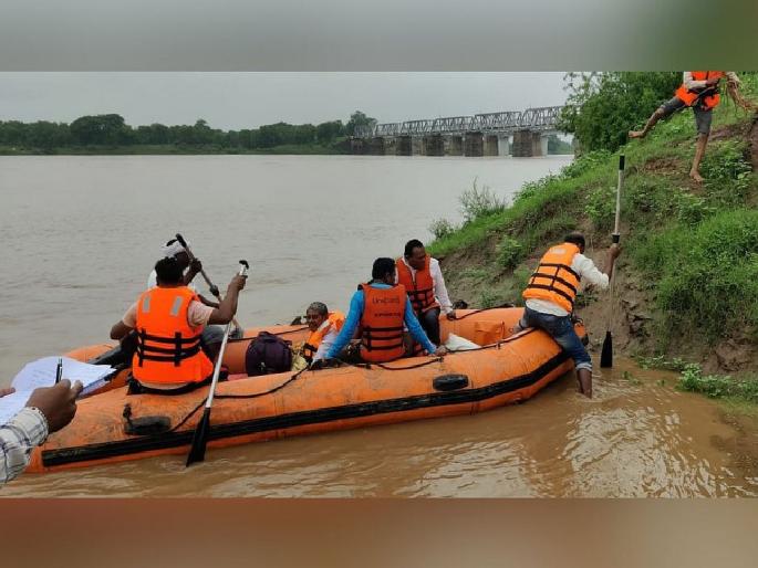 Wainganga River floods; The administration succeeded in evacuating five devotees trapped in the temple in Nadipatra | वैनगंगेला पूर, नदीपात्रातील मंदिरात अडकलेल्या पाच भाविकांना बाहेर काढण्यात प्रशासनाला यश Wainganga River floods; The administration succeeded in evacuating five devotees trapped in the temple in Nadipatra | वैनगंगेला पूर, नदीपात्रातील मंदिरात अडकलेल्या पाच भाविकांना बाहेर काढण्यात प्रशासनाला यश