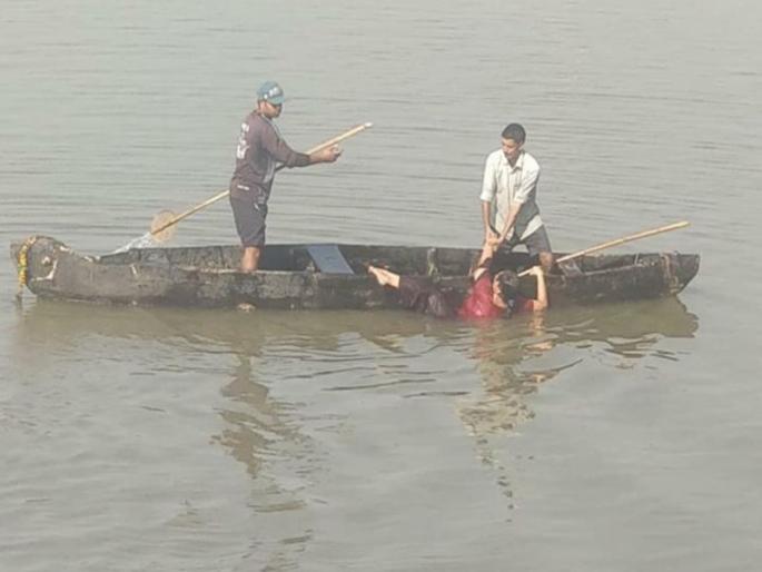Pran survives the woman's suicide on the riverbed by the fishermen | खाडी पुलावरून महिलेचा आत्महत्येचा, मच्छिमारांनी वाचवले प्राण Pran survives the woman's suicide on the riverbed by the fishermen | खाडी पुलावरून महिलेचा आत्महत्येचा, मच्छिमारांनी वाचवले प्राण