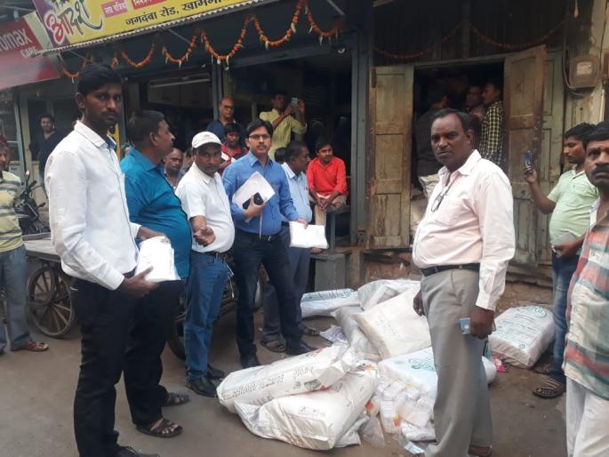 For the seizure of plastic bags raid on shops | प्लास्टिक पिशव्या जप्तीसाठी खामगावात धाडी For the seizure of plastic bags raid on shops | प्लास्टिक पिशव्या जप्तीसाठी खामगावात धाडी