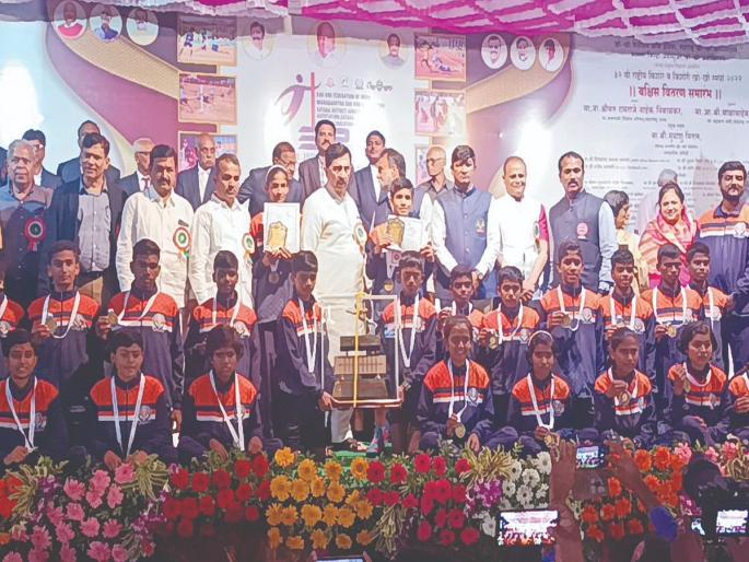 In the national Kho-Kho tournament, Karnataka was blown away by Maharashtra Ajinkya, winning in both groups | Kho-Kho: राष्ट्रीय खो-खो स्पर्धेत कर्नाटकचा धुव्वा उडवत महाराष्ट्र अजिंक्य, दोन्ही गटात मारली बाजी In the national Kho-Kho tournament, Karnataka was blown away by Maharashtra Ajinkya, winning in both groups | Kho-Kho: राष्ट्रीय खो-खो स्पर्धेत कर्नाटकचा धुव्वा उडवत महाराष्ट्र अजिंक्य, दोन्ही गटात मारली बाजी
