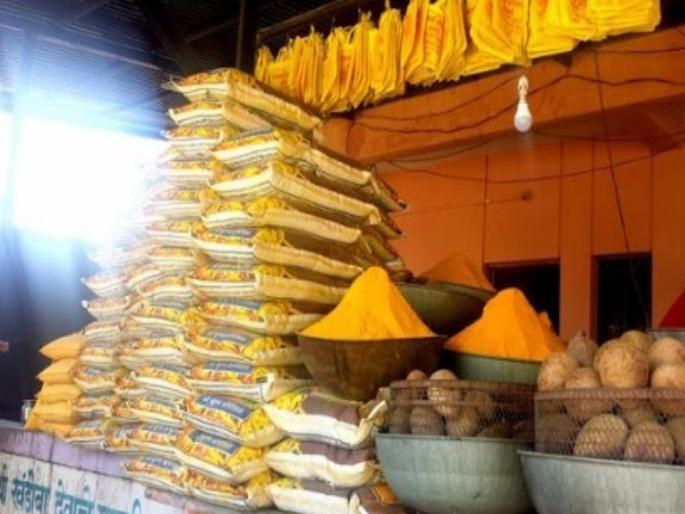 Clash between Bhandara coconut seller and devotees in Jejuri | Video : जेजुरीत भंडारा खोबरे विक्रेता आणि भाविकांमध्ये हाणामारी Clash between Bhandara coconut seller and devotees in Jejuri | Video : जेजुरीत भंडारा खोबरे विक्रेता आणि भाविकांमध्ये हाणामारी