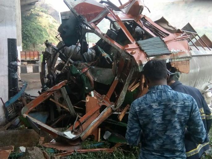 accident of tanker near Amrutanjan bridge driver killed | अमृतांजन पुलाजवळ दुधाच्या टँकरला अपघात; चालक ठार accident of tanker near Amrutanjan bridge driver killed | अमृतांजन पुलाजवळ दुधाच्या टँकरला अपघात; चालक ठार