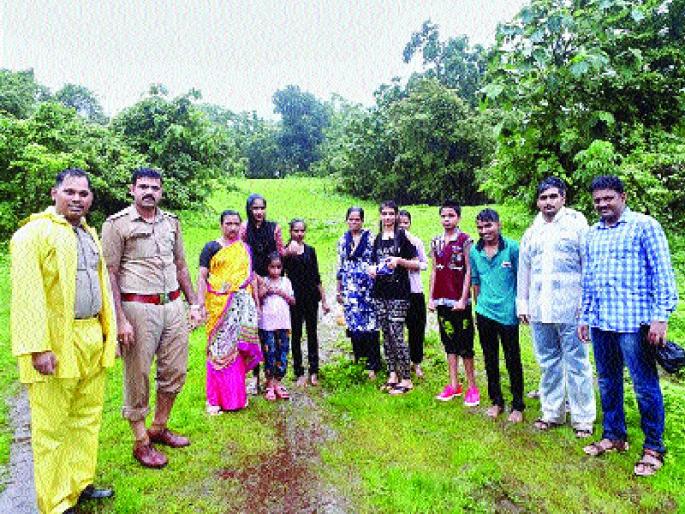 Nine people trapped in the forest of Khopoli forest | खोपोलीच्या जंगलात अडकलेले नऊ जण सुखरूप