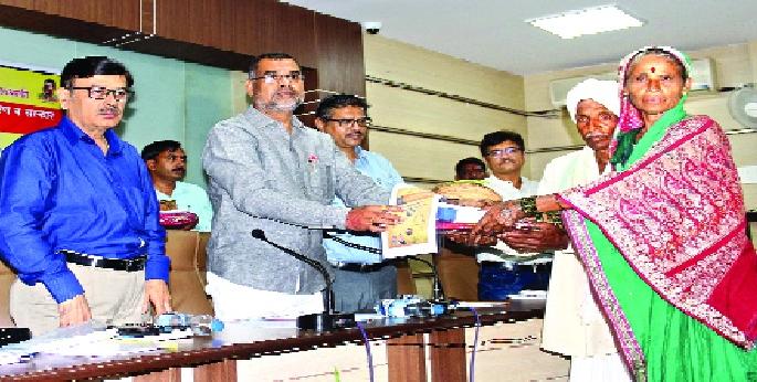  Rs 650 crore benefits to the debt waiver district - Sadabhau Khot | कर्जमाफीचा जिल्ह्याला ६५० कोटींचा लाभ-- सदाभाऊ खोत