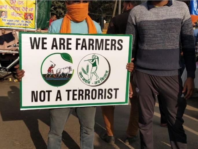 Farmers tear up posters of PM Narendra Modi's rally chandigadh | शेतकऱ्यांनी फाडले पंतप्रधान मोदी यांच्या रॅलीचे पोस्टर्स Farmers tear up posters of PM Narendra Modi's rally chandigadh | शेतकऱ्यांनी फाडले पंतप्रधान मोदी यांच्या रॅलीचे पोस्टर्स