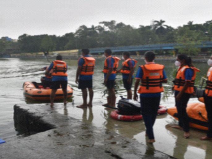 Flood relief teams deployed at five railway stations | पाच रेल्वे स्थानकांत पुरातून सुटकेकरिता मदत दल तैनात