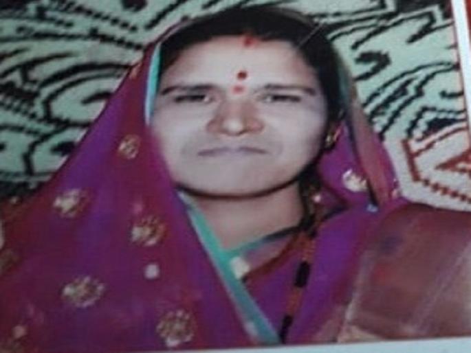 On Khulatabad - fullanbri road one woman died in unknown vehicle accident | खुलताबाद - फुलंब्री रोडवर पादचारी महिलेचा अज्ञात वाहनाच्या धडकेत मृत्यू On Khulatabad - fullanbri road one woman died in unknown vehicle accident | खुलताबाद - फुलंब्री रोडवर पादचारी महिलेचा अज्ञात वाहनाच्या धडकेत मृत्यू