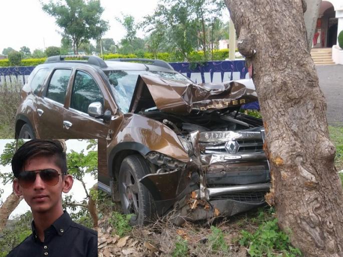 a car hits a tree near Khulatabad;young boy killed on the spot | खुलताबादजवळ कार झाडाला धडकून तरुण जागीच ठार a car hits a tree near Khulatabad;young boy killed on the spot | खुलताबादजवळ कार झाडाला धडकून तरुण जागीच ठार