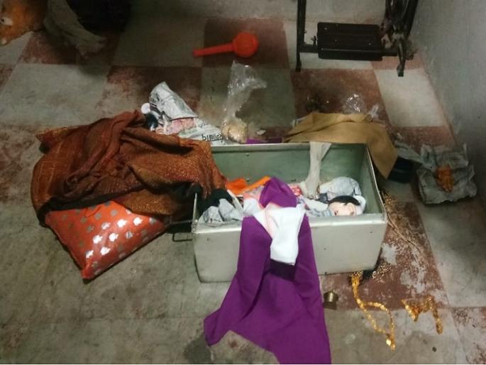 robbery in Three houses in one night at khulatabad | खुलताबादेत एकाच रात्री तीन घरे फोडली robbery in Three houses in one night at khulatabad | खुलताबादेत एकाच रात्री तीन घरे फोडली