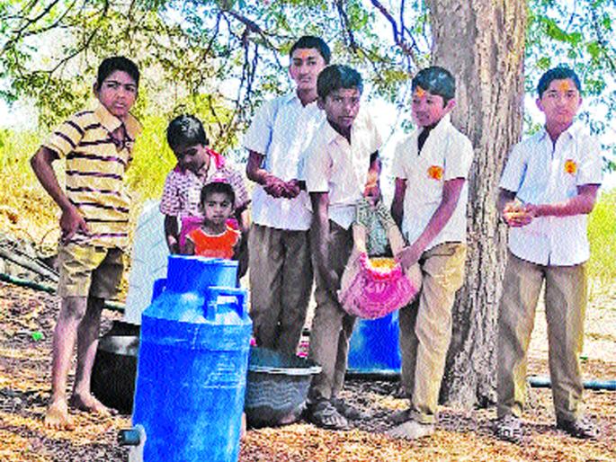 Perennial sparrows attacked the birds of the flocks. | चिमुकल्यांच्या पक्षी छावणीत मोरांसंगे चिमण्याही रमल्या ! Perennial sparrows attacked the birds of the flocks. | चिमुकल्यांच्या पक्षी छावणीत मोरांसंगे चिमण्याही रमल्या !