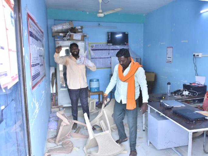 Crop insurance proceeds not yet received; Payment of Shiv Sainiks in insurance office | पीक विम्याची रक्कम अद्याप मिळाली नाही; शिवसैनिकांची विमा कार्यालयात ताेडफाेड Crop insurance proceeds not yet received; Payment of Shiv Sainiks in insurance office | पीक विम्याची रक्कम अद्याप मिळाली नाही; शिवसैनिकांची विमा कार्यालयात ताेडफाेड