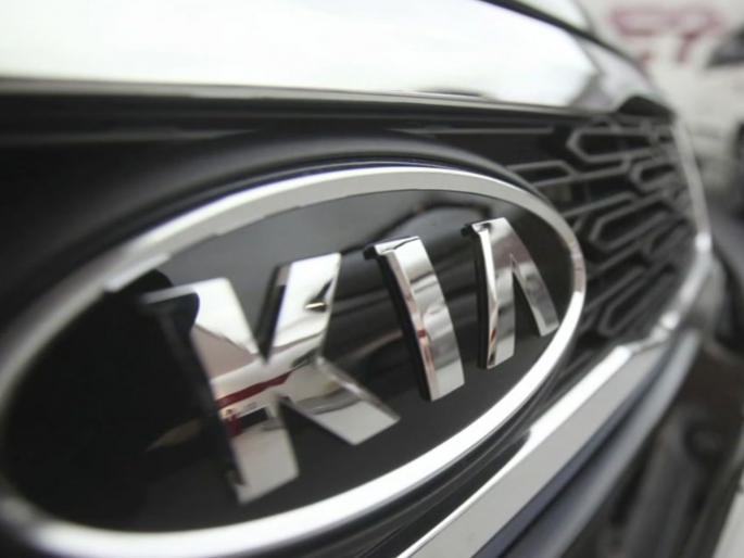 Kia Moters to recall 440,000 vehicles over possible engine fire issue in America | Kia SUV Fire: पार्किंगमध्ये उभ्या KIA च्या कारना आग लागण्याचा धोका; 4.4 लाख कार रिकॉल केल्या Kia Moters to recall 440,000 vehicles over possible engine fire issue in America | Kia SUV Fire: पार्किंगमध्ये उभ्या KIA च्या कारना आग लागण्याचा धोका; 4.4 लाख कार रिकॉल केल्या