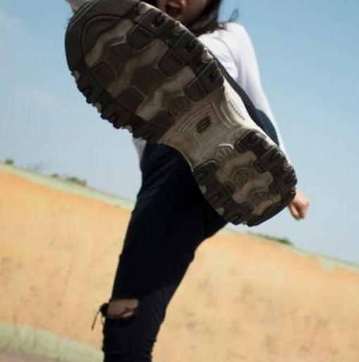 Well done! 'She' boldly kicked him and saved her life | शाब्बास! 'तिने' हिंमतीने त्याला मारली लाथ आणि वाचवला जीव