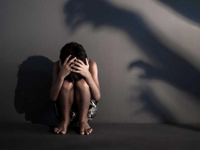 Shegaon: Filing a complaint against the father who tortured him after giving a chat | शेगाव : चिमुकल्याला चटके देवून छळ करणा-या बापाविरुद्ध गुन्हा दाखल Shegaon: Filing a complaint against the father who tortured him after giving a chat | शेगाव : चिमुकल्याला चटके देवून छळ करणा-या बापाविरुद्ध गुन्हा दाखल