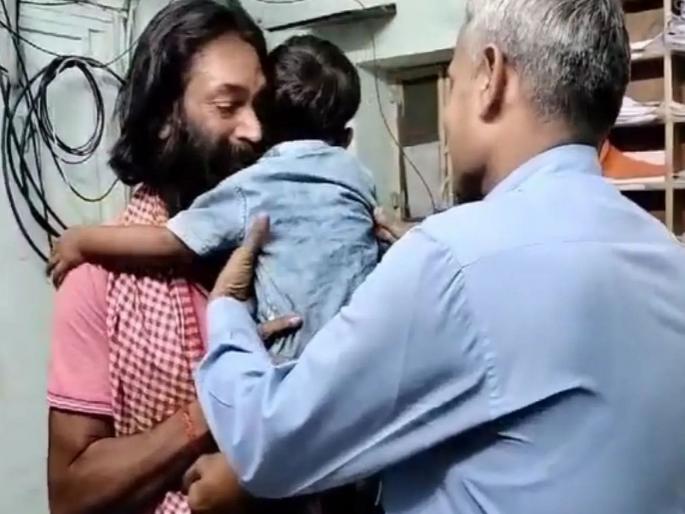 Child refuses to leave his kidnapper, The Jaipur police solved a kidnapping case of an 11-month-old baby named Prithvi | अपहरणकर्त्याला मिठी मारत चिमुकला जोरजोरात रडला; भावूक करणारा क्षण पाहून पोलीस गहिवरले Child refuses to leave his kidnapper, The Jaipur police solved a kidnapping case of an 11-month-old baby named Prithvi | अपहरणकर्त्याला मिठी मारत चिमुकला जोरजोरात रडला; भावूक करणारा क्षण पाहून पोलीस गहिवरले