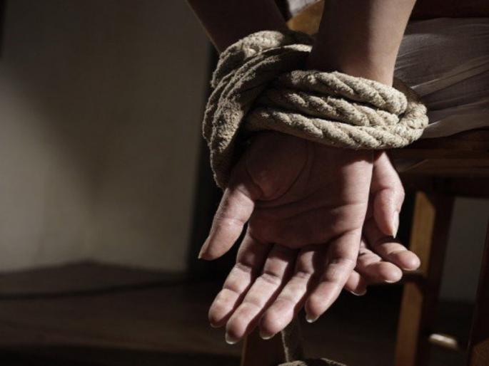Kidnapping of youths for recovery of Rs 4 lakh 1 lakh was taken out by beating | Kidnapping: चार लाखांच्या वसुलीसाठी तरुणाचे अपहरण; लाथाबुक्क्यांनी मारहाण करून १ लाख लुबाडले Kidnapping of youths for recovery of Rs 4 lakh 1 lakh was taken out by beating | Kidnapping: चार लाखांच्या वसुलीसाठी तरुणाचे अपहरण; लाथाबुक्क्यांनी मारहाण करून १ लाख लुबाडले