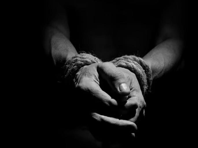 Doctor kidnapped from busy road, demanded ransom of Rs 6 crore, then sent back after paying Rs 300, why? | भररस्त्यामधून डॉक्टरचं अपहरण, मागितली ६ कोटींची खंडणी, मग ३०० रुपये देऊन धाडले माघारी, कारण काय? Doctor kidnapped from busy road, demanded ransom of Rs 6 crore, then sent back after paying Rs 300, why? | भररस्त्यामधून डॉक्टरचं अपहरण, मागितली ६ कोटींची खंडणी, मग ३०० रुपये देऊन धाडले माघारी, कारण काय?