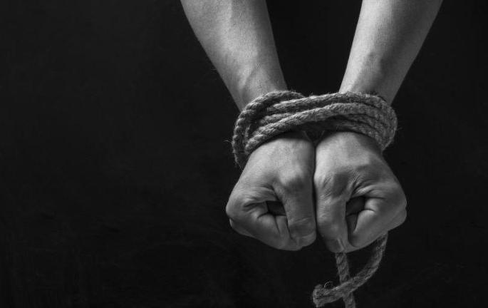 Kidnapping of a neighbor's youth after his wife left home | पत्नीने घर सोडल्यामुळे शेजारच्या युवकाचे अपहरण Kidnapping of a neighbor's youth after his wife left home | पत्नीने घर सोडल्यामुळे शेजारच्या युवकाचे अपहरण