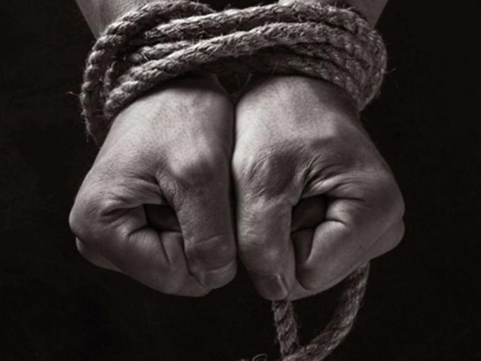 Kidnapped businessman , police lodged in mumbai | व्यावसायिकाचे अपहरण करत उकळले १२ लाख रुपये Kidnapped businessman , police lodged in mumbai | व्यावसायिकाचे अपहरण करत उकळले १२ लाख रुपये