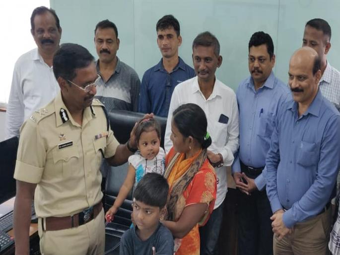 2 years girl was kidnapped for begging; 2 ladies arrested | भीक मागण्यासाठी चिमुकलीचे केले होते अपहरण   2 years girl was kidnapped for begging; 2 ladies arrested | भीक मागण्यासाठी चिमुकलीचे केले होते अपहरण