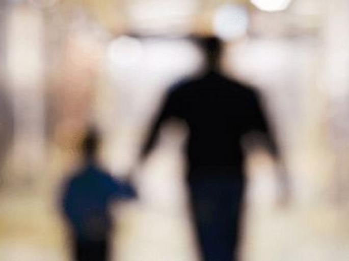 Child kidnapped from school rescued; Three accused arrested from Umarga | शाळेसमोरून अपहरण झालेल्या बालकाची सुटका; उमरगा येथून तीन आरोपींना अटक Child kidnapped from school rescued; Three accused arrested from Umarga | शाळेसमोरून अपहरण झालेल्या बालकाची सुटका; उमरगा येथून तीन आरोपींना अटक