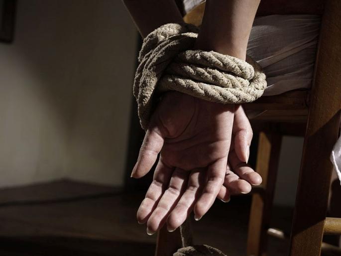 Kidnapping of youth on suspicion of immoral relations | अनैतिक संबंधाच्या संशयावरून तरुणाचे अपहरण Kidnapping of youth on suspicion of immoral relations | अनैतिक संबंधाच्या संशयावरून तरुणाचे अपहरण
