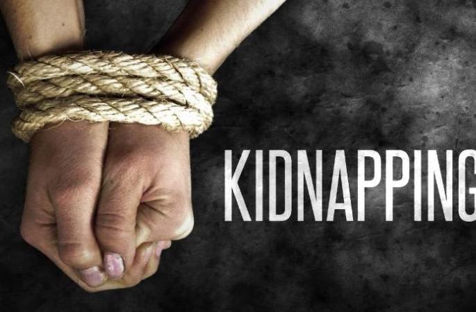 Abduction of a minor girl in Kharghar, parents report to police station; MNS aggressive | खारघरमध्ये अल्पवयीन मुलीचे अपहरण, पालकांची पोलीस ठाण्यात तक्रार; मनसे आक्रमक Abduction of a minor girl in Kharghar, parents report to police station; MNS aggressive | खारघरमध्ये अल्पवयीन मुलीचे अपहरण, पालकांची पोलीस ठाण्यात तक्रार; मनसे आक्रमक