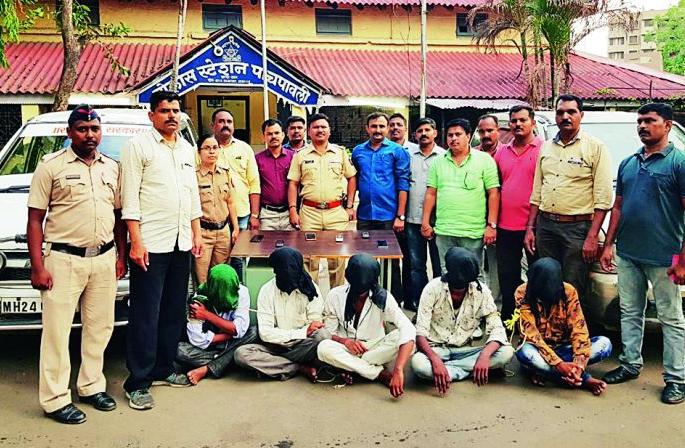 Kidnapping for ransom in Nagpur: A woman is dragged into a net and taken to a deserted place | नागपुरात खंडणीसाठी अपहरण : महिलेने जाळ्यात ओढून निर्जन ठिकाणी नेले Kidnapping for ransom in Nagpur: A woman is dragged into a net and taken to a deserted place | नागपुरात खंडणीसाठी अपहरण : महिलेने जाळ्यात ओढून निर्जन ठिकाणी नेले