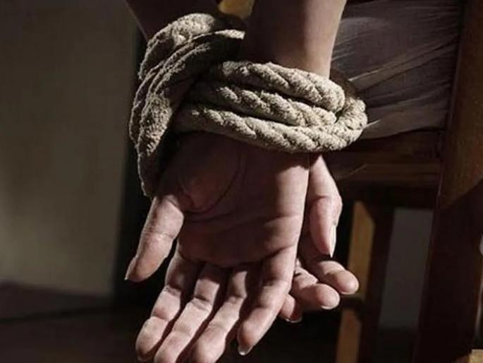 Rangala abduction thriller on the streets, police also released in film style | रस्त्यावर रंगला अपहरणाचा थरार, पोलिसांनीही फिल्मी स्टाइलने केली सुटका