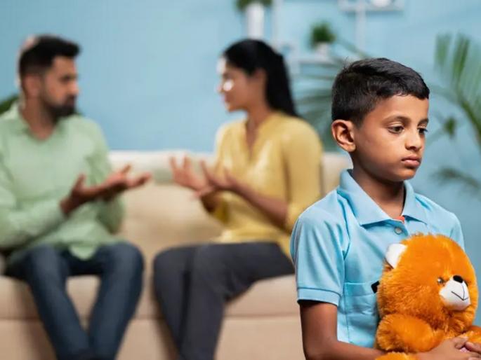 parenting mistakes that emotionally hurt children habits of parents that affect child’s mental health signs of toxic parenting and how to avoid them | मुलांना कायम छळतात पालकांच्या 'या' ४ गोष्टी, उद्धवस्त होतं आयुष्य- दुर्लक्ष करु नका