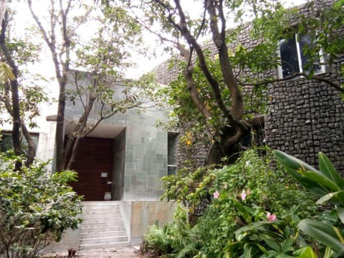 Finally, the absconding diamond merchant Nirav Modi's bungalow land grabbed | Video : अखेर फरार हिरे व्यापारी नीरव मोदीचा बंगला जमीनदोस्त  Finally, the absconding diamond merchant Nirav Modi's bungalow land grabbed | Video : अखेर फरार हिरे व्यापारी नीरव मोदीचा बंगला जमीनदोस्त