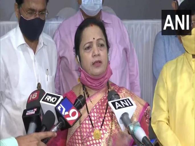 I did not see the Whatsapp chat; After two and a half hours of interrogation, Kishori Pednekar Target Kirit Somaiya | मी Whatsapp चॅट पाहिला नाही; अडीच तासांच्या चौकशीनंतर किशोरी पेडणेकर म्हणाल्या... I did not see the Whatsapp chat; After two and a half hours of interrogation, Kishori Pednekar Target Kirit Somaiya | मी Whatsapp चॅट पाहिला नाही; अडीच तासांच्या चौकशीनंतर किशोरी पेडणेकर म्हणाल्या...