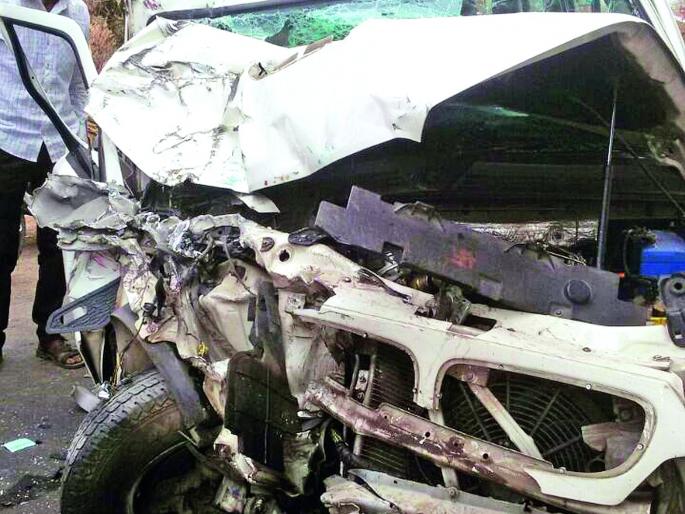 One killed in truck crash Two serious | ट्रक-जीपच्या धडकेत एक ठार; दोन गंभीर One killed in truck crash Two serious | ट्रक-जीपच्या धडकेत एक ठार; दोन गंभीर