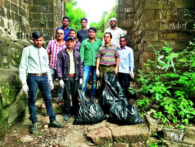 Department of Archeology: Giving the honor of 'Swargas' by the government workers of 21 organizations in Nashik division, 'Kandan'! | पुरातत्व विभाग : नाशिक विभागातील २१ संस्थांमधील कार्यकर्त्यांचा शासनाकडून गौरव स्वच्छतादूतांच्या कर्तृत्वाला सत्काराचे ‘कोंदण’! Department of Archeology: Giving the honor of 'Swargas' by the government workers of 21 organizations in Nashik division, 'Kandan'! | पुरातत्व विभाग : नाशिक विभागातील २१ संस्थांमधील कार्यकर्त्यांचा शासनाकडून गौरव स्वच्छतादूतांच्या कर्तृत्वाला सत्काराचे ‘कोंदण’!