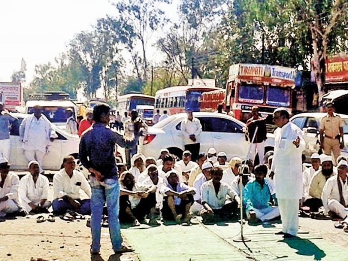 agitation from the Killari Sugar Factory Rescue Committee | किल्लारी साखर कारखाना बचाव कृती समितीचा रास्ता रोको agitation from the Killari Sugar Factory Rescue Committee | किल्लारी साखर कारखाना बचाव कृती समितीचा रास्ता रोको