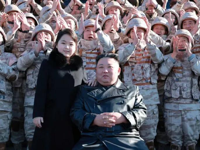 Kim Jong Un's 12-year-old daughter is in the news all over the world! Why did Kim Joo go to China with her father? | किम जोंग उनची १२ वर्षांची मुलगी जगभरात चर्चेत! वडिलांसोबत चीनमध्ये का गेली किम जू? Kim Jong Un's 12-year-old daughter is in the news all over the world! Why did Kim Joo go to China with her father? | किम जोंग उनची १२ वर्षांची मुलगी जगभरात चर्चेत! वडिलांसोबत चीनमध्ये का गेली किम जू?
