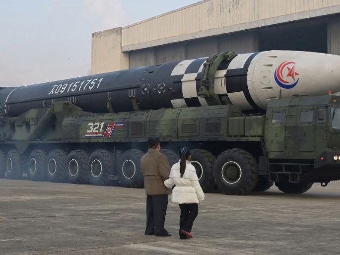 (North Korea Kim Jong Un Reveals Daughter To World For 1st Time At Missile Test | किम जोंग उनने पहिल्यांदाच मुलीला जगासमोर आणले; असायची अज्ञातवासात...कशाचे संकेत? (North Korea Kim Jong Un Reveals Daughter To World For 1st Time At Missile Test | किम जोंग उनने पहिल्यांदाच मुलीला जगासमोर आणले; असायची अज्ञातवासात...कशाचे संकेत?