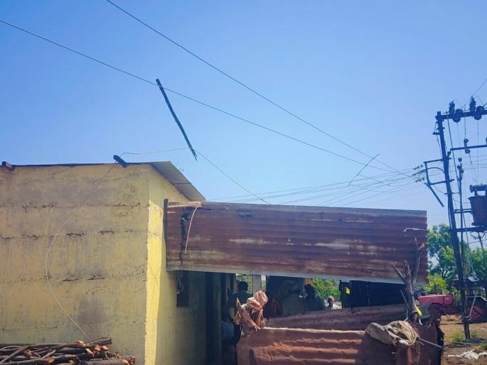 Fire due to short circuit in Buldhana; Ten quintals of cotton were burnt | बुलढाण्यात शाॅर्टसर्किटमुळे आग; दहा क्विंटल कापूस जळाला Fire due to short circuit in Buldhana; Ten quintals of cotton were burnt | बुलढाण्यात शाॅर्टसर्किटमुळे आग; दहा क्विंटल कापूस जळाला