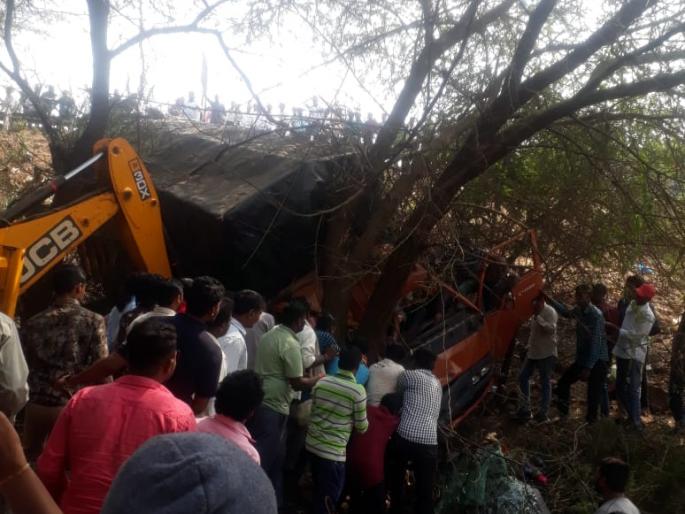 Tempo accident on Pune-Bangalore highway, injured driver pulled out after two and half hours | महामार्गावर टेम्पोला अपघात, अडीच तासांनी जखमी चालकाला काढले बाहेर Tempo accident on Pune-Bangalore highway, injured driver pulled out after two and half hours | महामार्गावर टेम्पोला अपघात, अडीच तासांनी जखमी चालकाला काढले बाहेर