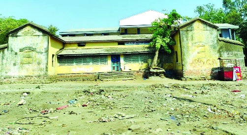 Ghat to demolish the third building of ZP School | जि.प.शाळेची तिसरी इमारतही पाडण्याचा घाट Ghat to demolish the third building of ZP School | जि.प.शाळेची तिसरी इमारतही पाडण्याचा घाट