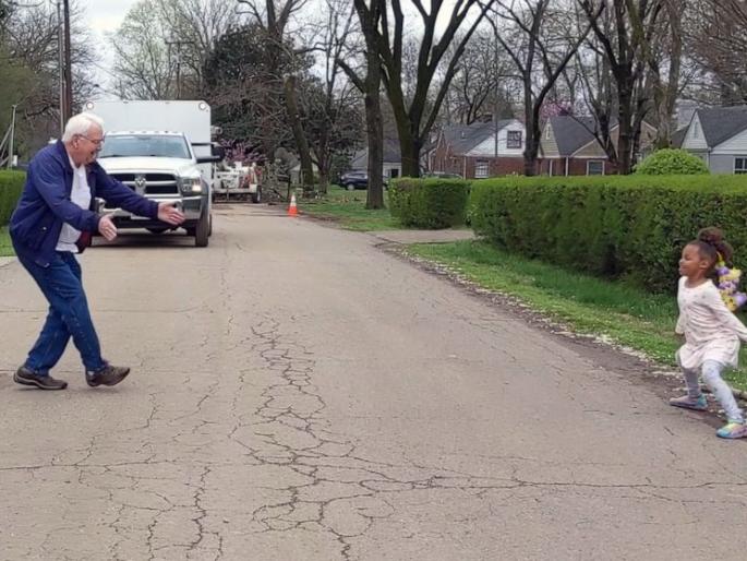 coronavirus: See how Kira and her grandfather lose Corona bored? | coronavirus:किरा आणि तिचे आजोबा पहा कसं हरवतात कोरोना कंटाळ्याला ? coronavirus: See how Kira and her grandfather lose Corona bored? | coronavirus:किरा आणि तिचे आजोबा पहा कसं हरवतात कोरोना कंटाळ्याला ?