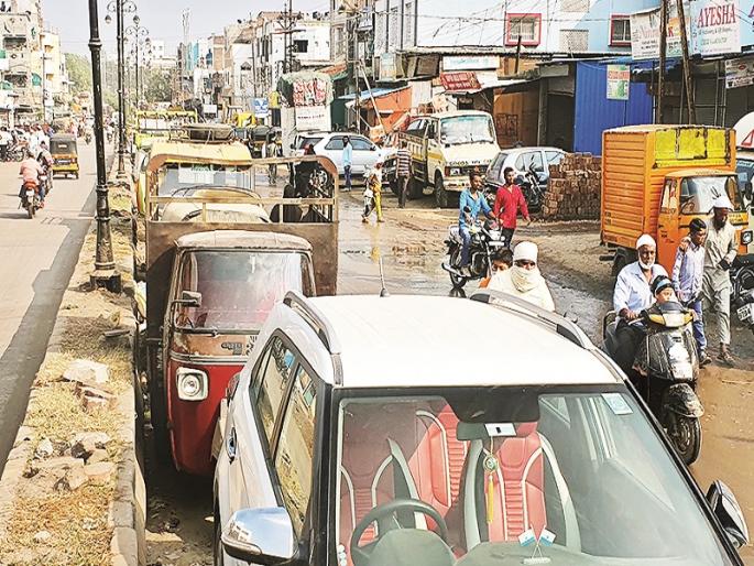 The road from Azad Chowk to Roshangate, which cost Rs 2.5 crore, is used as a parking lot | अडीच कोटी खर्चून केलेल्या आझाद चौक ते रोशनगेट रस्त्याचा वापर वाहनतळ म्हणूनच The road from Azad Chowk to Roshangate, which cost Rs 2.5 crore, is used as a parking lot | अडीच कोटी खर्चून केलेल्या आझाद चौक ते रोशनगेट रस्त्याचा वापर वाहनतळ म्हणूनच