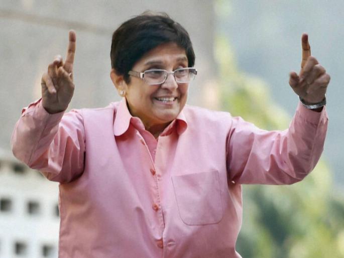 Kiran Bedi jumped on the wall and entered the hospital | गेट बंद, चाव्या हरवल्या.....मग काय किरण बेदी यांनी भिंतीवरुन उडी मारुन केला रुग्णालयात प्रवेश Kiran Bedi jumped on the wall and entered the hospital | गेट बंद, चाव्या हरवल्या.....मग काय किरण बेदी यांनी भिंतीवरुन उडी मारुन केला रुग्णालयात प्रवेश