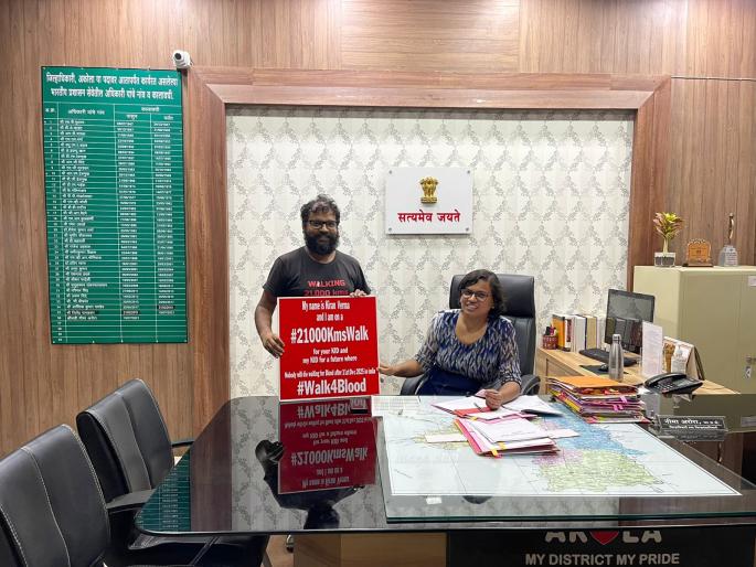 Delhi youth reached Akola by walking 5700 km for blood donation awareness | रक्तदान जनजागृतीसाठी दिल्लीचा तरुण ५७०० किमीची पदयात्रा करत पोहोचला अकोल्यात Delhi youth reached Akola by walking 5700 km for blood donation awareness | रक्तदान जनजागृतीसाठी दिल्लीचा तरुण ५७०० किमीची पदयात्रा करत पोहोचला अकोल्यात
