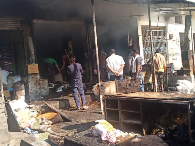 Grocery store in Murtijapur caught fire; Millions of goods were burnt | मुर्तीजापुरात किराणा दुकानास आग; लाखोंचा माल भस्मसात Grocery store in Murtijapur caught fire; Millions of goods were burnt | मुर्तीजापुरात किराणा दुकानास आग; लाखोंचा माल भस्मसात