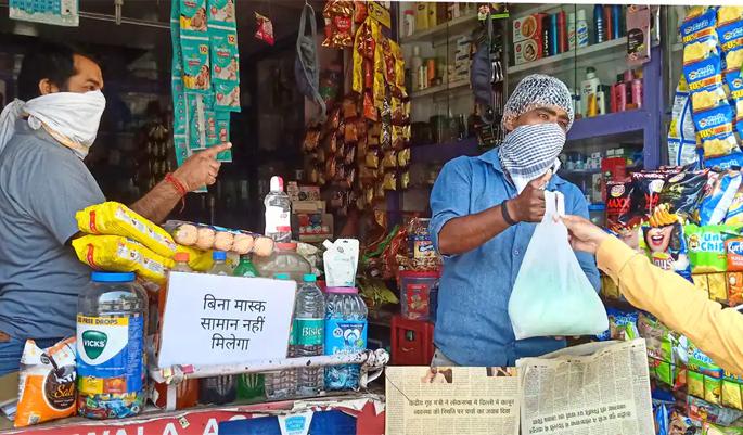 ‘No masks, no groceries; Strict adherence to Carona rules in Solapur | ‘मास्क नाही तर किराणा माल नाही; काेरोना नियमांचे सोलापुरात काटेकोरपणे पालन