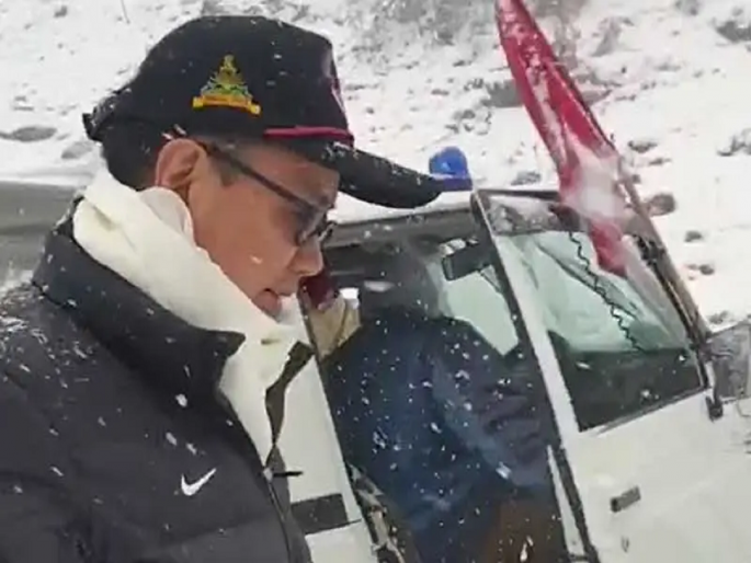 Union minister Kiren Rijiju's car stuck in snowfall, got down and pushed himself; Watch VIDEO | बर्फात अडकली केंद्रीय मंत्र्यांची गाडी, खाली उतरुन स्वतःला दिला गाडीला धक्का; पाहा VIDEO Union minister Kiren Rijiju's car stuck in snowfall, got down and pushed himself; Watch VIDEO | बर्फात अडकली केंद्रीय मंत्र्यांची गाडी, खाली उतरुन स्वतःला दिला गाडीला धक्का; पाहा VIDEO