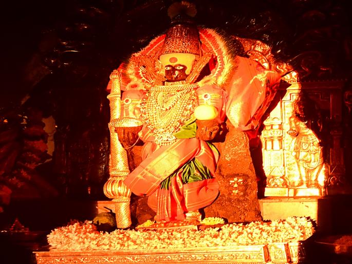 Kirnotsav ceremony of Uttarayan period in Ambabai temple | kirnotsav : सलग दुसऱ्या दिवशी किरणे अंबाबाईच्या चेहऱ्यावर Kirnotsav ceremony of Uttarayan period in Ambabai temple | kirnotsav : सलग दुसऱ्या दिवशी किरणे अंबाबाईच्या चेहऱ्यावर